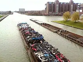 Mittellandkanal in Wolfsburg, rechts der Abzweig zum Stadthafen