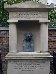 Erstes Grab neben dem von Beethoven auf dem Friedhof zu Währing, Porträtbüste von Josef Alois Dialer