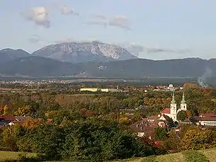 Schwarzau am Steinfeld mit dem Schneeberg