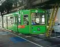 Bei der Wuppertaler Schwebebahn zeigen blaue Markierungen auf dem Boden die Position der Türen an