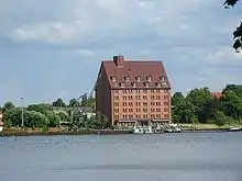 Hafen am Ziegelsee, mit ehemaligem Speicher und altem Kran