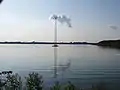 Ein Deltamast einer einkreisigen 110-kV-Freileitung steht im Schweriner See. Das Gewässer wird nördlich des Paulsdammes gekreuzt.