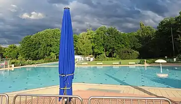 Nichtschwimmerbecken. Links hinten ein Lehrschwimmbecken