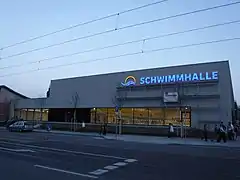 Nach der Eröffnung wurde Anfang April 2017 Leuchtschrift zur Freiberger Straße hin angebracht.