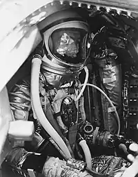 Astronaut Scott Carpenter trägt die Breitling Cosmonaute in der Aurora 7 Raumkapsel am 24. Mai 1962.