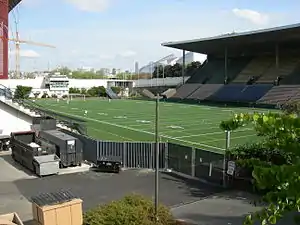 Blick auf Spielfeld und Südtribüne im Mai 2007