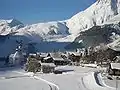 Sedrun mit dem Skigebiet Dieni-Milez im Hintergrund