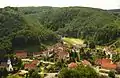 Alt-Seeburg auf großen Kalktuffbarren gebaut. Steinbrüche wieder zugebaut/zugewachsen. Hinten kommt die Erms aus dem Mühltal