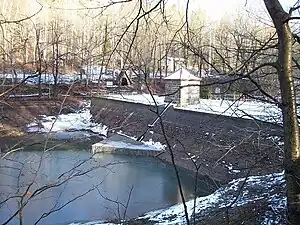 Abgelassener Seerenteich, Blick auf Staumauer und Striegelhaus