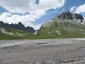 Geomorphologie westlich des Cassonsgrat: Panorama am Segnesboden mit Tschingelhörnern und Martinsloch links im Schatten und der gut sichtbaren Überschiebungslinie am Atlas im Vordergrund in der Sonne.