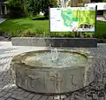 Faberbrunnen, 1968, Steinrelief, Platz am Salvator in Schwäbisch Gmünd