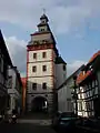 Der Steinheimer-Torturm in der Stadtmauer