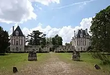 Teile der erhaltenen Schlossanlage Selles: zwei Renaissance-Pavillons mit Arkadenmauer