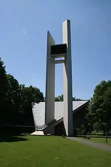 Jesus-Christus-Kirche, 1966, Bielefeld-Sennestadt, Turm aus Pylonen und Glockenkammer