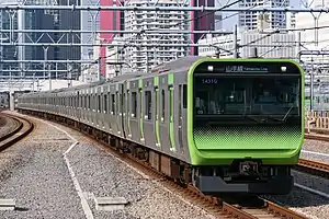 E235 in der Lackierung der Yamanote-Linie