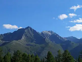 Blick von der Baikal-Amur-Magistrale (BAM) auf Berge im zum Stanowoihochland gehörenden Nördlichen Mujagebirge