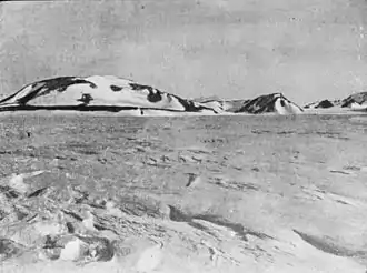 The Gateway zwischen dem kuppelförmigen Mount Hope (links) und der Felsspitze des Kap Allen (rechts von der Bildmitte), fotografiert Anfang Dezember 1908