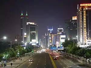 Shenzen bei Nacht, mit Shun-Hing-Platz im Hintergrund