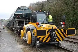 Zweiwege-Ran­gier­fahr­zeug / Zugmodul UCA-TRAC B16