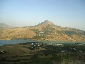 Landschaft und Stausee bei Taounate