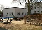 Der an einen Zeilenbau angesetzte Kindergarten