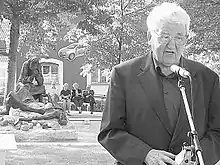 Sieger Köder vor dem von ihm gestalteten Stephanus-Saulus-Brunnen in Wasseralfingen, 2006