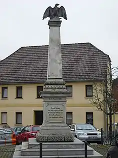 Sieges- und Opfersäule im Dorfzentrum