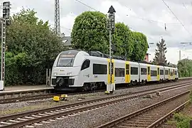 Ein Triebzug der Baureihe 460 (Desiro ML), angemietet von Alpha Trains.