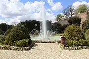 Der Brunnen Fontana di San Prospero im Park Parco della Rimembranza unterhalb der Festung