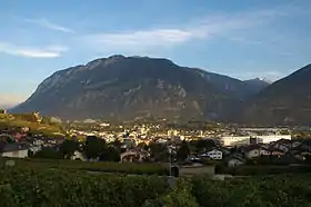 Siders im AbendlichtIm Hintergrund der Gorwetschgrat und die Ausläufer des Pfynwaldes, rechts der Taleingang ins Val d’Anniviers (deutsch: Eifischtal).