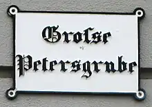 Groſse Petersgrube – Lübecker Straßenschild aus der 2. Hälfte des 19. Jahrhunderts in gebrochener Schrift: ſs als Ersatz für ß