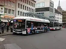 Mehrere Linien/Fahrzeuge warten am Bonner Hbf/ZOB, dem zentralen Knotenpunkt im Bonner Liniennetz