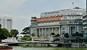 Blick vom Singapore River mit Cavenagh Bridge im Vordergrund