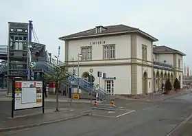 Das Empfangsgebäude und der Aufgang zur Fußgängerbrücke von der Stadtseite aus gesehen