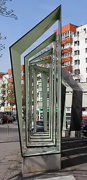 Skulptur "Phantom der Lichtburg" von Benita Braun-Feldweg und Matthias Muffert in der Behmstraße in Berlin-Gesundbrunnen