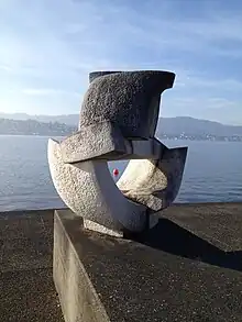 Barke, 1972. Seepromenade bei Altersheim Seestrasse in Zollikon. Gestiftet von Walter Diethelm (1913¬–1986), Grafiker und Schriftgestalter