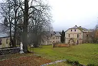 Wallfahrtskirche St. Jakob am linken Bildrand, Wohnhaus in der Mitte, frühere Schule rechts