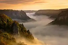 Das Obere Donautal trennt den Großen Heuberg (links) vom Badischen Heuberg bzw. von der Hegaualb (rechts). Auf dem Felsen thront Schloss Werenwag