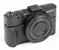 Sony Cyber-shot DSC-RX100M2 aus dem Jahr 2013 mit montiertem Griff