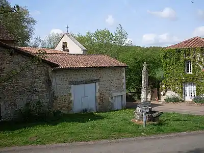 Ortszentrum von Soudat mit Wegekreuz