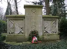 Sowjetisches Ehrenmal aus Elmkalkstein auf dem Ausländerfriedhof. Inschrift auf dem Mittelteil in deutsch etwa: „Gedenkstätte der Opfer des Faschismus“