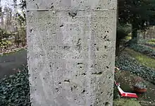 Inschrift auf der Ostseite des Sowjetischen Ehrenmals: „Zur ewigen Erinnerung a. d. Opfer des Faschismus. Dies Denkmal ist auf Initiative der Repatriierungsabteilung der Stadt Braunschweig errichtet und eingeweiht am 13. 11. 1945.“