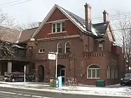 Spadina, Toronto:zum Stationsgebäude umgenutztes Wohnhaus Spadina Road 85