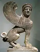 Marmorstatue, Attika, um 530 v. Chr.(Höhe der Sphinx 142,6 cm, der Stele gesamt 423 cm; Metropolitan Museum of Art, New York)