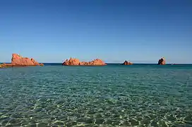 Die „roten Felsen“ an der Spiaggia di Cea