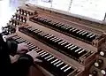 Freistehender Spieltisch der Holzhey-Orgel