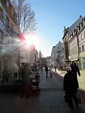 Spitalstraße mit Turm der Heilig-Geist-Kirche.2017