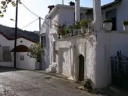 Ein Haus in traditioneller Bauweise an der Hauptstraße in Moudros