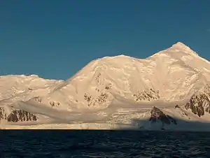 Blick von der Bransfieldstraße auf den Srebarna-Gletscher (rechts: Great Needle Peak)