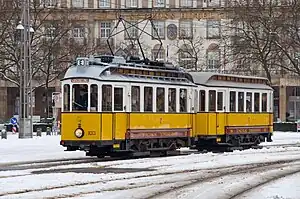 Triebwagen 100 mit Beiwagen 298 im Dezember 2010